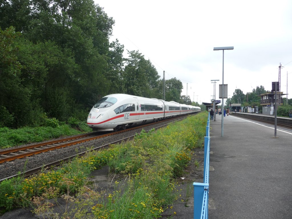 Ein unerkannt gebliebener ICE3 durchf�hrt am 27.08.2010 den Bahnhof D�sseldorf-Reisholz in n�rdlicher Richtung.
