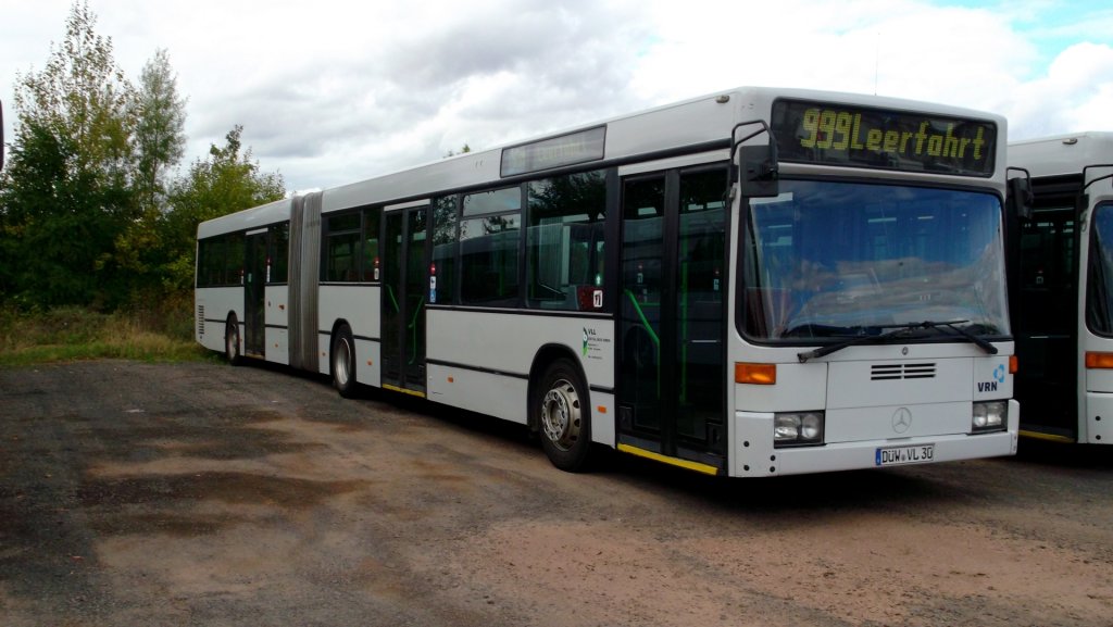 Ein weiterer Mercedes-Benz O 405 GN2 von Eistal-Bus GmbH, abgestellt auf einem Parkplatz in Hettenleidelheim am 03.10.2012. Werktags wird das Fahrzeug im Sch�lerverkehr eingesetzt. Besonderheit: Elektrische Innenschwenkt�ren