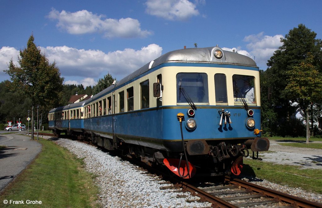 Ein weiterer schmucker Esslinger, der Regentalbahn VT 07, fhrt hier ganz in meiner Nhe auf der   Wanderbahn  , eine touristische saisonell betriebene Bahn von Gotteszell nach Viechtach im Bayerischen Wald, ehem. KBS 866 Lokalbahn Gotteszell - Viechtach - Blaibach, fotografiert bei der Ortsdurchfahrt Teisnach am 12.09.2010