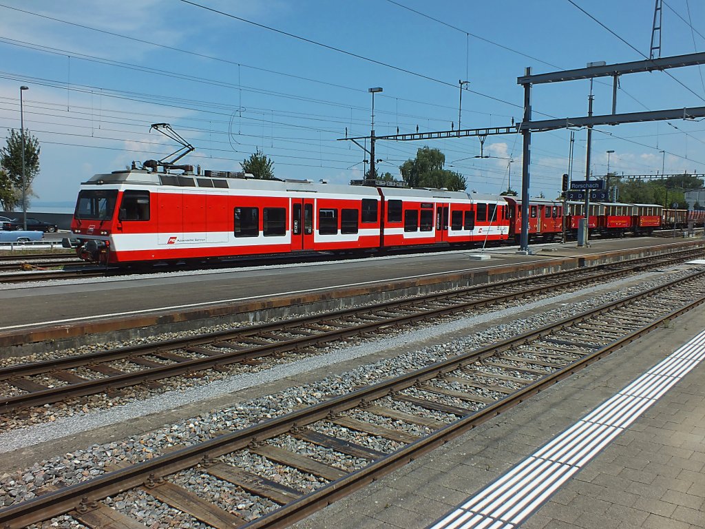 Ein Zahnradtriebwagen der Appenzeller Bahn (AB), die hier unter den Namen Rorschach-Heiden-Bahn firmiert, erreicht am 23.7.13 Rorschach. Auf der normalspurigen Zahradbahn verkehrt die hier festgehaltene Komposition aus modernem Triebwagen und historischen Vorstellwagen planmig.