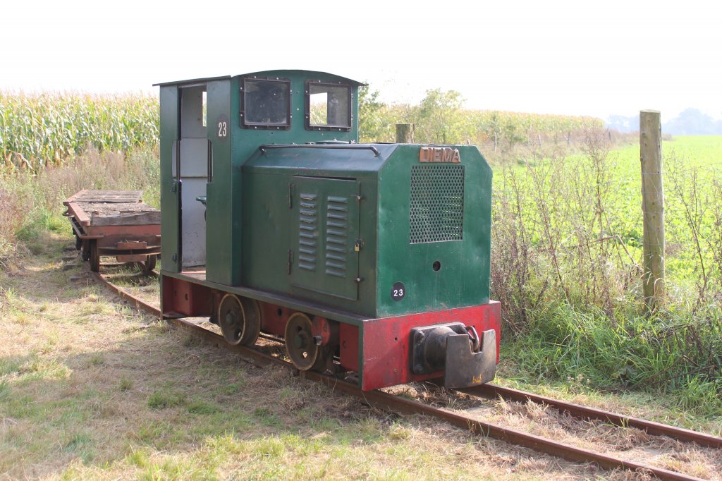 Eine 600 mm Feldbahnlok der Firma DIMA 
Eigentum des Deutschen Feld und Kleinbahnmuseum Deinste e.V
Nr.23 Tr�gt die Lok und Stand Oben beim Museum Lutjenkamp zum Rangieren am 03.10.2011 
