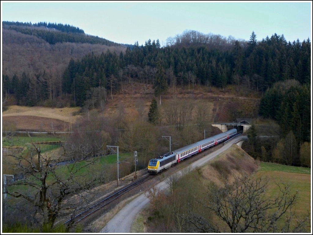 Eine abendliche Kletterpartie auf einen Felsvorsprung namens  Geeselee  in Lellingen ermglichte diese Aussicht auf den IR 118 mit 4 Wagen, kurz nachdem dieser den Tunnel Lellingen verlassen hatte und in Richtung Wilwerwiltz unterwegs war. 20.03.2012 (Jeanny)