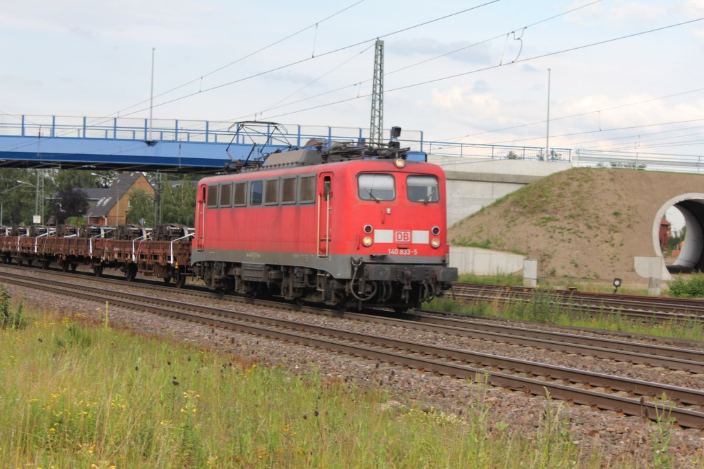 Eine DB 140 833-5 mit Ks Wagen Beladen mit Reiezugwagen Drehgestelle aufen Weg nach Bremen Durchf�hrt gerade den Bahnhof Tostedt am 07.07.2011