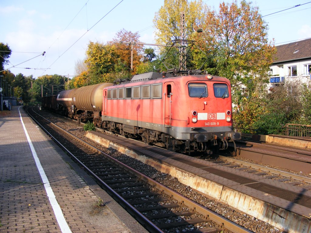 Eine DB 140 ist am 14.10.2008 mit einem G�terzug in Bochum-Hamme unterwegs.
