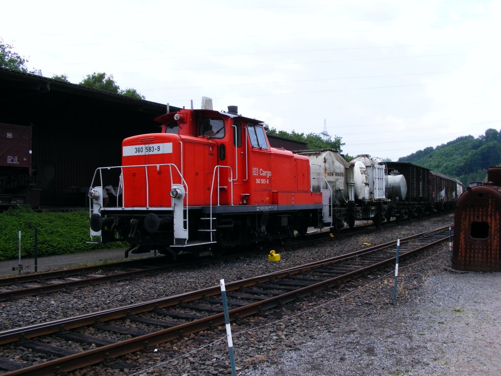 Eine DB 360 ist am 25.05.2008 mit einem G�terzug im Eisenbahnmuseum in Bochum-Dalhausen unterwegs.
