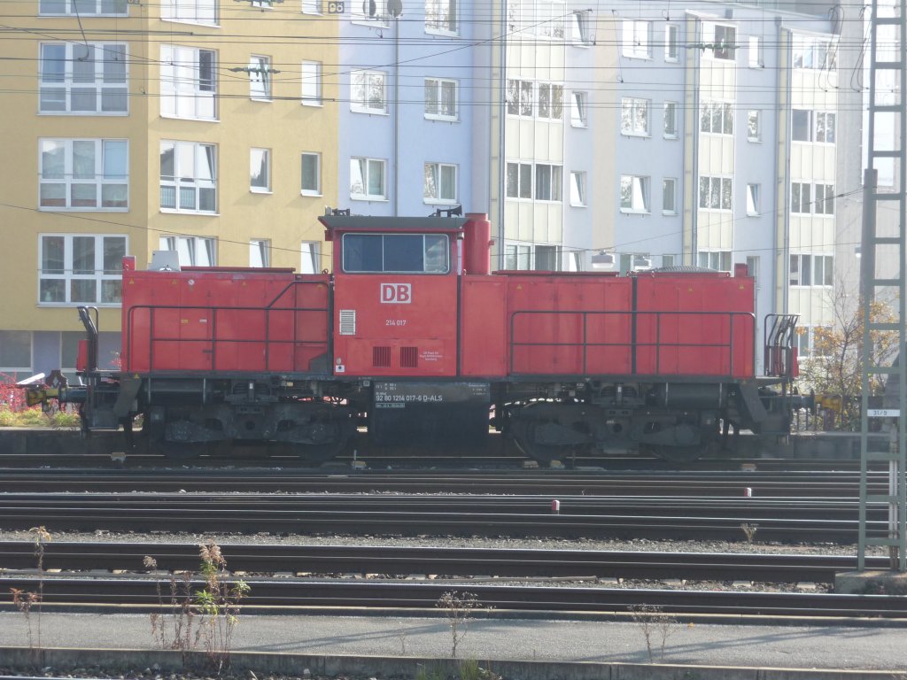 Eine der von der DB als Rangierlok in N�rnberg genutzten modernisierten V100 ist 214 017, hier am 29.10.2011 im Gleisvorfeld des N�rnberger Hauptbahnhofes.