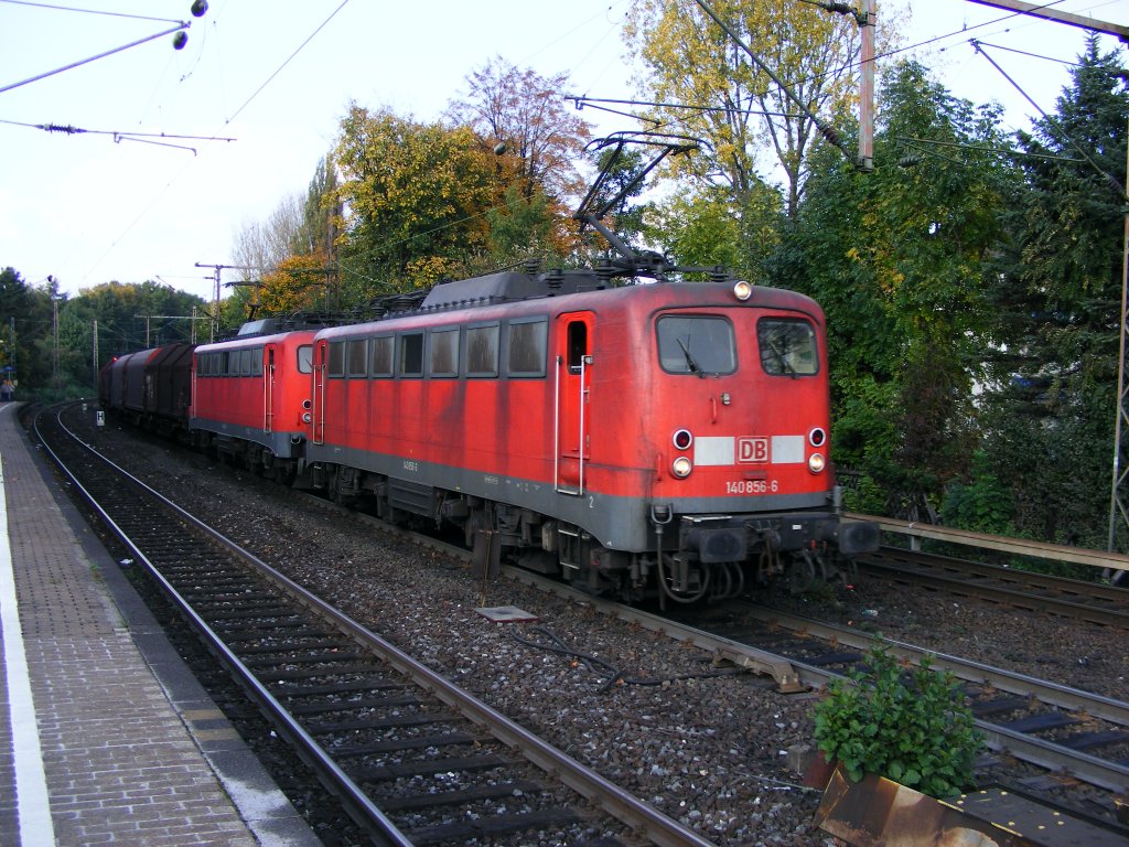 Eine Doppeltraktion aus DB 140 ist am 14.10.2008 mit einem G�terzug in Bochum-Hamme unterwegs.