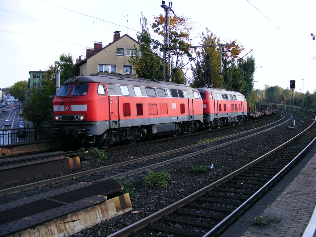 Eine Doppeltraktion aus DB 225 ist am 14.10.2008 mit einem G�terzug in Bochum-Hamme unterwegs.