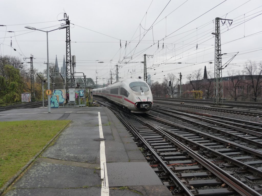 Eine Doppeltraktion ICE3 muss auf der Hohenzollernbr�cke auf Einfahrt in den K�lner Hauptbahnhof warten und blockiert so die Weichenstra�en im Bahnhof K�ln-Messe/Deutz. 24.11.2012