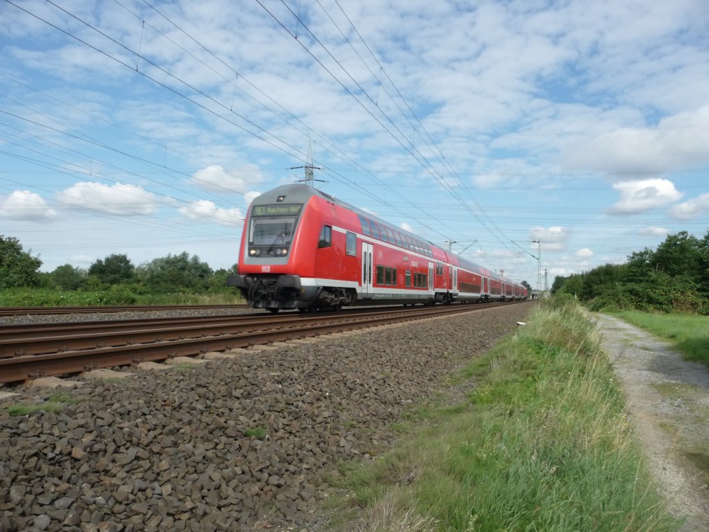 Eine DOSTO-Garnitur am 08.08.2012 bei Langenfeld in s�dlicher Richtung.
RE1 -> Aachen Hauptbahnhof