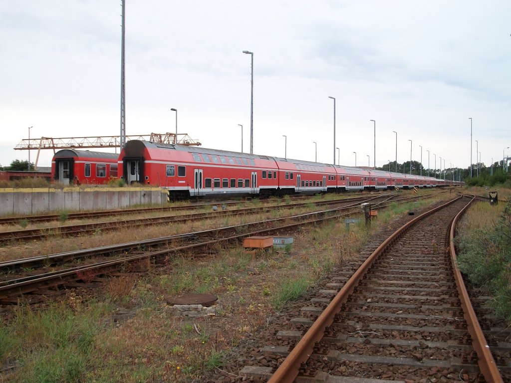 Eine endlose Schlange abgestellter Doppelstockwagen stehen seit l�ngerem in Mukran.