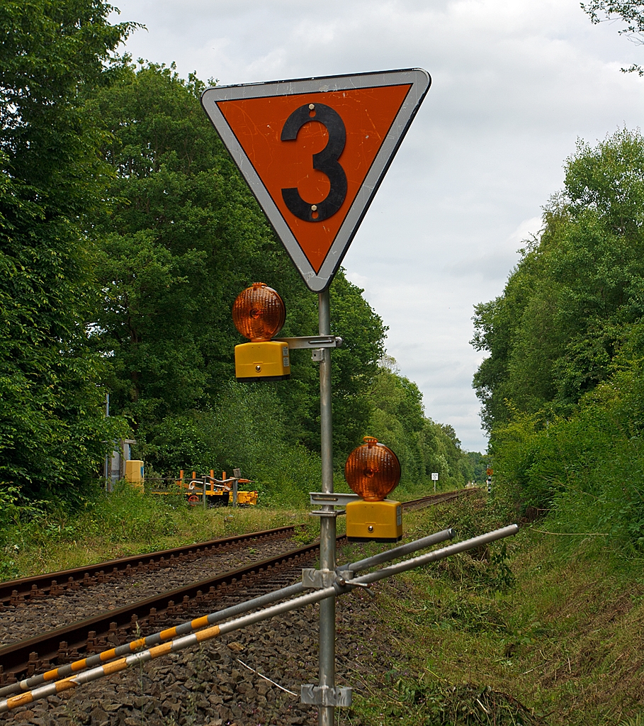 Eine neue Baustelle –  an der KBS 462 (Hellertalbahn),
Streckensperrung zwischen Burbach und Haiger vom 6.7. – einschl. 21.7.2013, das Gleis wird komplett erneuert.

Am 30.06.2013 hier bei Burbach steht schon das Signal Lf 1 – Langsamfahrscheibe. Es folgt eine vorbergehende Langsamfahrstelle. Die gezeigte Kennziffer bedeutet, dass der 10 fache Wert in km/h nicht berschritten werden darf (hier 3 x 10 = 30 km/h)

Grund hierfr ist, die Strecke ist schon zum Baugleis erklrt worden, weil fr die Vorbereitung der eigentlichen Baumanahmen die INDUSI schon ausgebaut wurden. 

Ich hoffe von hier einiges zeigen zu knnen, da auch Gromaschinen zum Einsatz kommen sollen.
