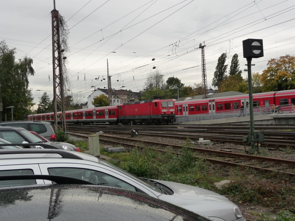 Eine nicht n�her bekannte 143 erreicht am 17.10.2012 den Bahnhof D�sseldorf-Rath.
S6 -> Essen Hauptbahnhof