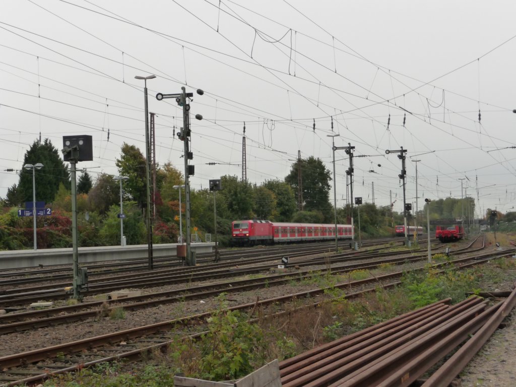 Eine unerkannt gebliebene Lok der Baureihe 143 erreicht an 17.10.2012 den Bahnhof D�sseldorf-Rath.
S6 -> K�ln-Nippes.