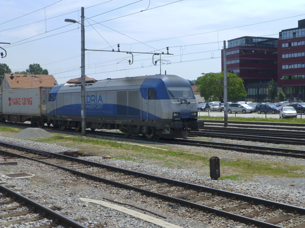 Einen Containerzug ziehend fhrt 2016 921 (92 81 2016 921-6 A-LTE), eine der beiden zu Adria Transport (eine Tochter der Graz-Kflacher Eisenbahn) gehrenden ER20er, durch den Hauptbahnhof von Ljubljana.