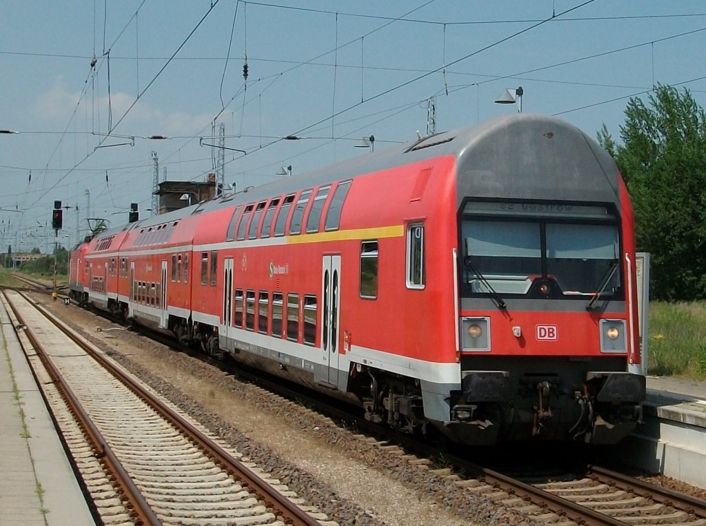 Einfahrende S2 aus Warnem�nde am 03.Juli 2010 in G�strow.