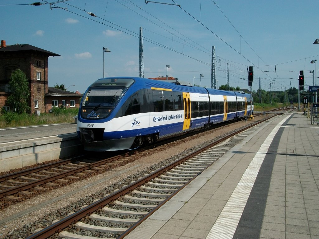 Einfahrender OLA-Triebwagen 0008 aus Rostock �ber Laage hat am 03.Juli 2010 das Ziel G�strow erreicht.