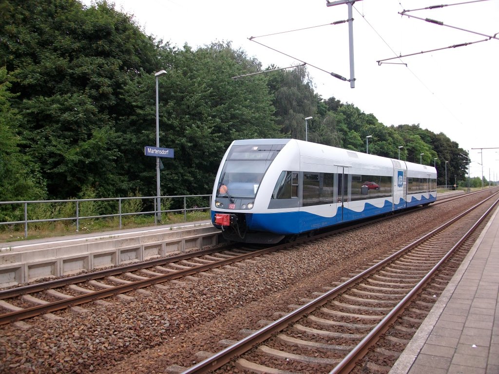 Einfahrender UBB-Triebwagen 646 122 der als UBB 24020 Stralsund-Barth in Martensdorf am 02.August 2010 hielt.