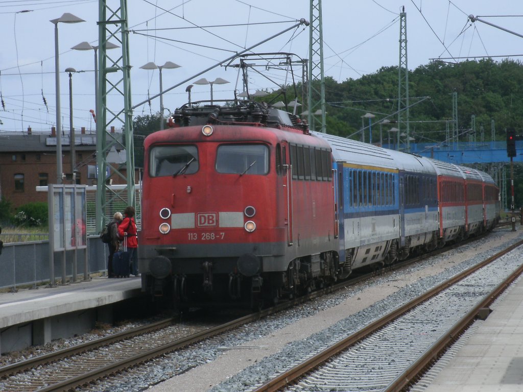 Einfahrt EC 379 Binz-Brno,am 15.Juni 2011 in Bergen/R�gen,nicht mit einer 115 bespannt,sondern mit der auf R�gen selten fahrenden 113 268.