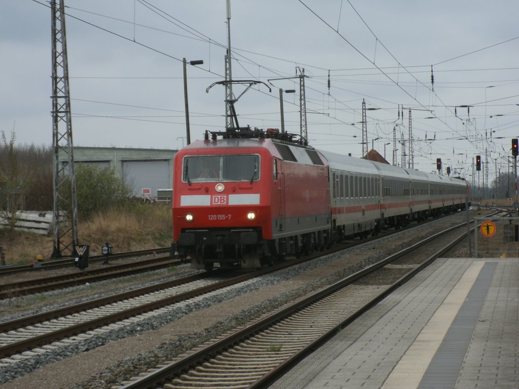 Einfahrt,am 27.April 2013,in Bergen/R�gen hatte der IC 2357 aus Leipzig,mit 120 155-7 und am Schlu� 120 137-5,der nachdem Halt weiter nach Binz fuhr.