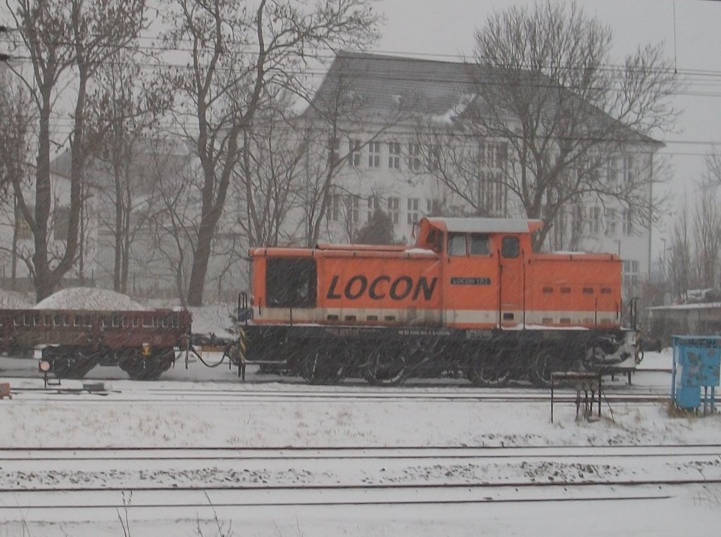 Eingeh�llt im Schneesturm stand LOCON-102 am 02.Dezember 2010 auf der Ladestra�e in Bergen/R�gen.