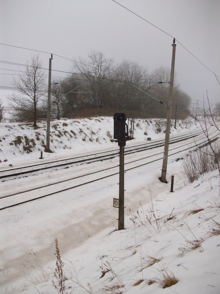 Einsam steht der Vorsignalwiederholer bei Bergen/R�gen in einer Kurve.
