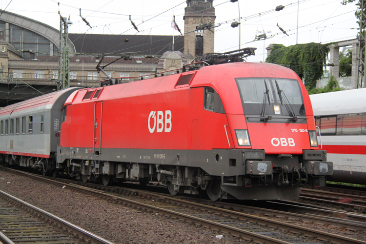 EN490/D60490 von Wien/Nrnberg Richtung Hamburg-Altona bei der Ausfahrt im Hamburger Hbf(23.07.2011)