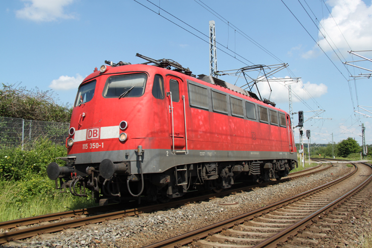 Endlich wieder Freitag:115 350-1 kommt als Leerfahrt von Stralsund und hat wenig spter den IC1961/1963 von Hamburg-Altona nach Seebad Heringsdorf/Ostseebad Binz im Rostocker Hbf bespannt.(10.06.2011)