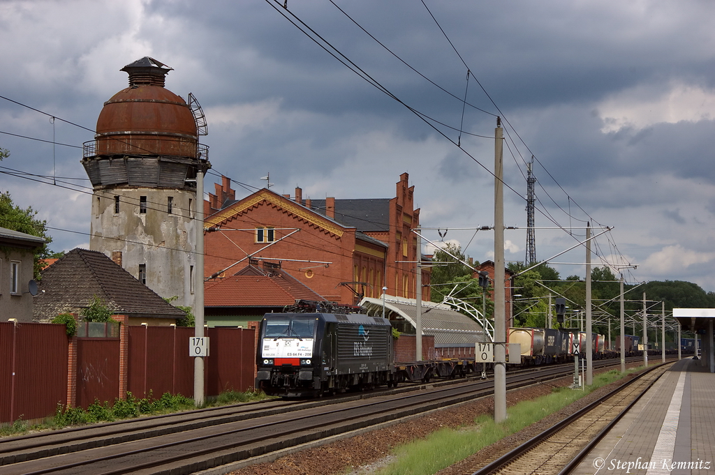 ES 64 F4 - 208 (189 208-2) MRCE Dispolok GmbH f�r ERSR - ERS Railways B.V. mit einem Containerzug in Rathenow und fuhr in Richtung Stendal weiter. 07.06.2012