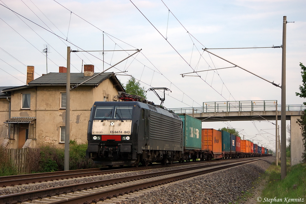 ES 64 F4 - 843 (189 843-6) MRCE Dispolok GmbH f�r DB Schenker Rail Deutschland AG mit einem Containerzug in Vietznitz, in Richtung Friesack weiter gefahren. 08.05.2012 