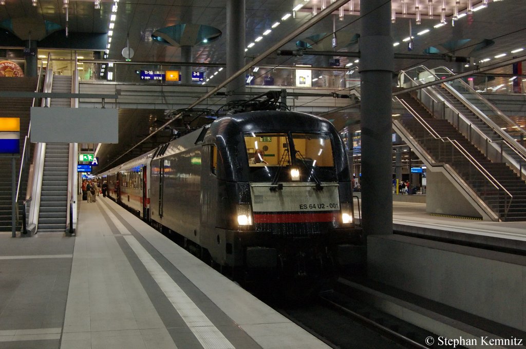 ES 64 U2 - 001 (182 501-7) MRCE im Dienst f�r DB-Fernverkehr mit dem EC 175 von Hamburg-Altona nach Budapest-Keleti pu im Berliner Hbf(tief). 30.06.2011