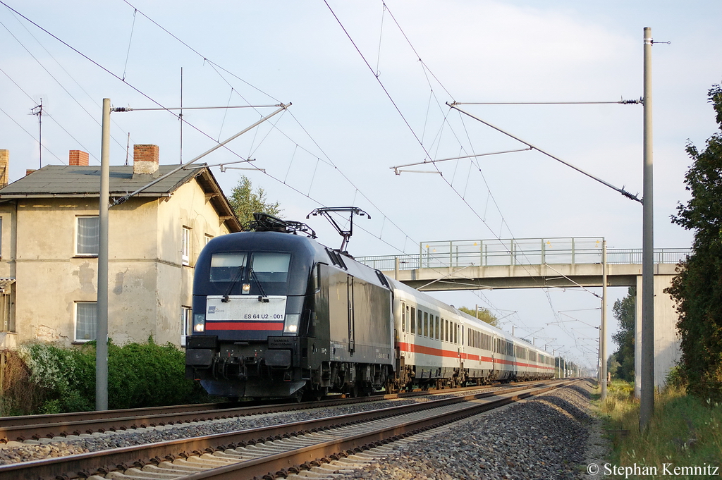 ES 64 U2 - 001 (182 501-7) MRCE f�r DB Fernverkehr mit dem EC 174 von Budapest-Keleti pu nach Hamburg-Altona in Vietznitz. 17.09.2011