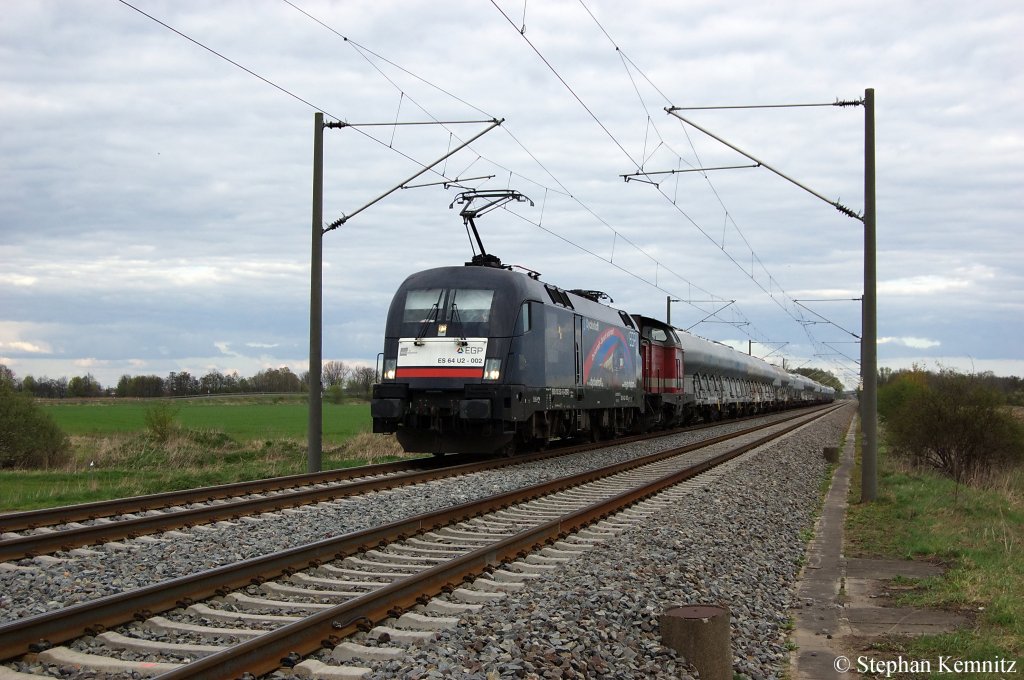 ES 64 U2 - 002 (182 502-5) MRCE im Dienst f�r die EGP & 212 024-4 (kalt) EGP mit Zementzug zwischen Brandenburg und G�tz in Richtung Brandenburg unterwegs. 15.04.2011