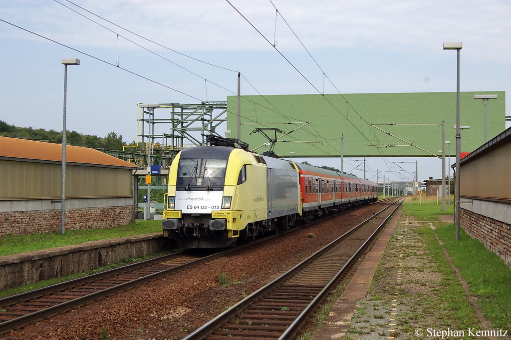 ES 64 U2 - 013 (182 513-2) MRCE Dispolok GmbH im Dienst f�r die DB Regio AG mit der RB20 (RB 16318) von Halle(Saale)Hbf nach Eisenach am Haltepunkt Leuna Werke S�d. 23.08.2011