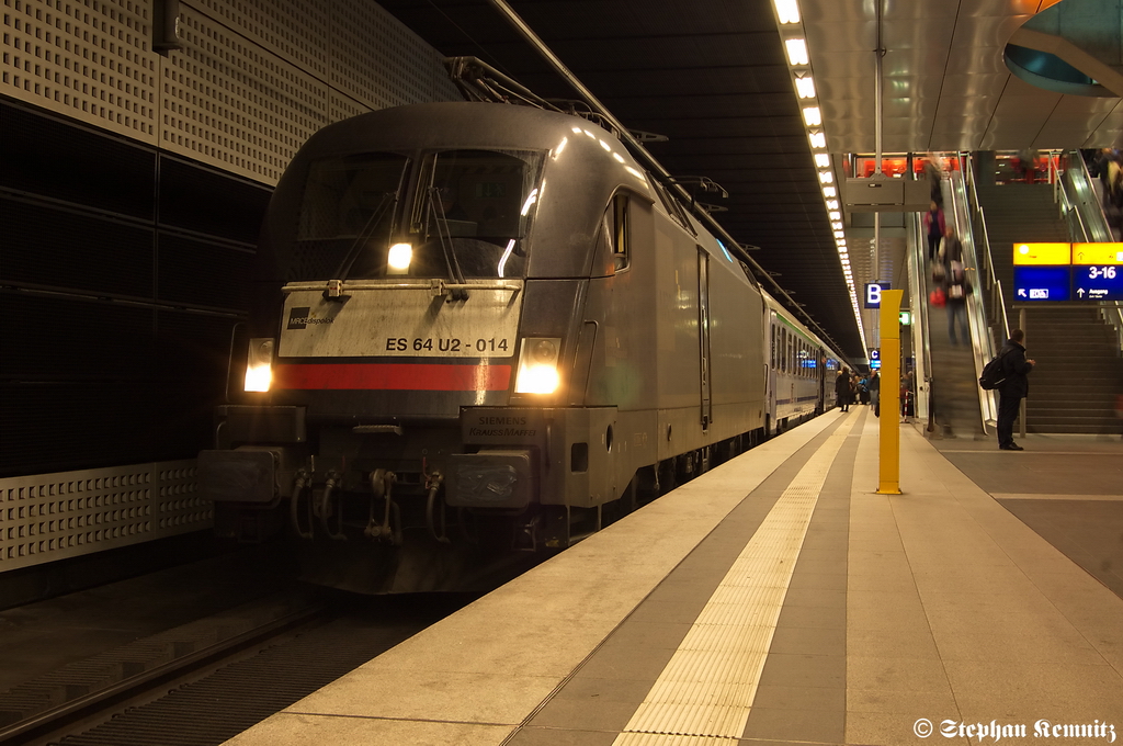 ES 64 U2 - 014 (182 514-0) MRCE Dispolok GmbH f�r DB Fernverkehr AG mit dem EC 249 von Hamburg Hbf nach Krakow Glowny im Berliner Hbf (tief). 03.01.2012