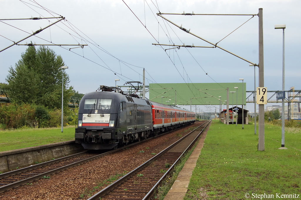 ES 64 U2 - 028 (182 528-0) MRCE Dispolok GmbH im Dienst f�r die DB Regio AG mit der RB20 (RB 16316) von Halle(Saale)Hbf nach Eisenach am Haltepunkt Leuna Werke S�d. 23.08.2011