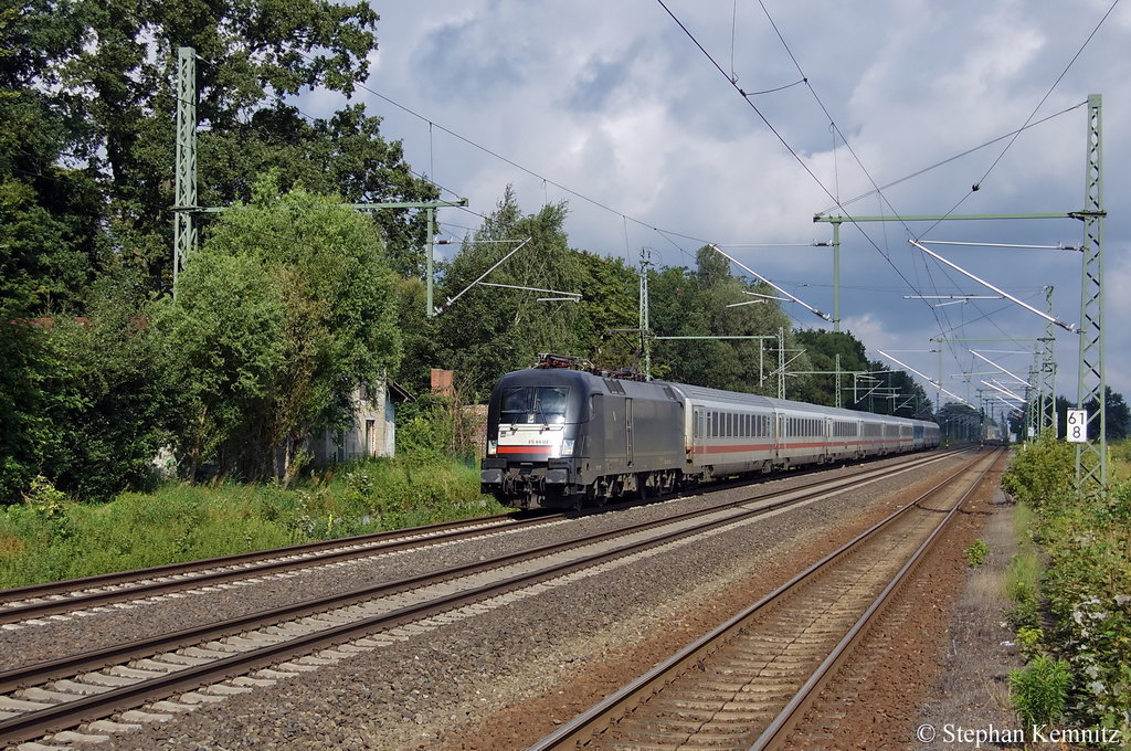 ES 64 U2 - 030 (182 530-6) MRCE im Dienst f�r die DB Fernverkehr AG mit dem EC 175 von Hamburg-Altona nach Budapest-Keleti pu in Friesack(Mark). 13.08.2011