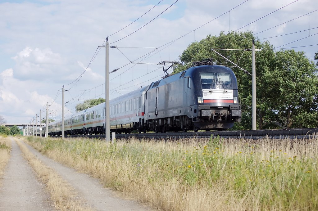 ES 64 U2 - 034 der MRCE mit dem IC 1923 nach Kln zwischen Growudicke und Rathenow. 25.07.2010