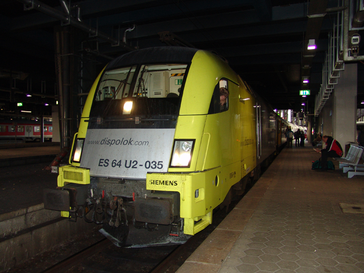 ES 64 U2-035 steht mit dem Flensburg-Express von Hamburg Hbf Richtung Flensburg.Aufgenommen am 15.10.05