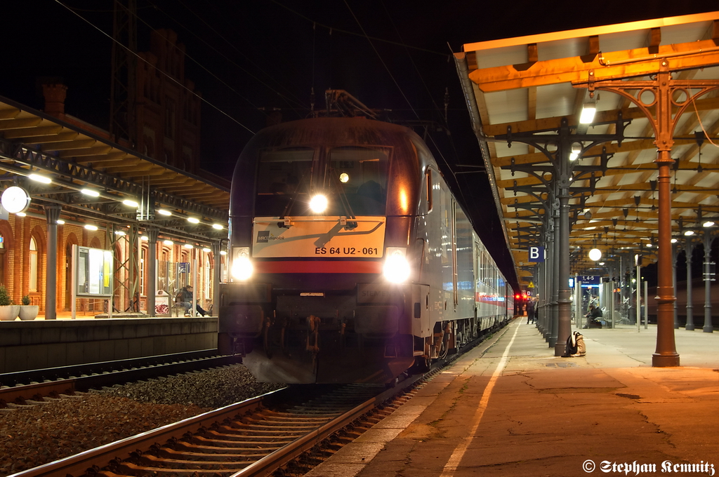 ES 64 U2 - 061 (182 561-1) MRCE Dispolok GmbH f�r DB Fernverkehr AG mit dem EC 248 von Krakow Glowny nach Hamburg-Altona in Stendal. 28.12.2011