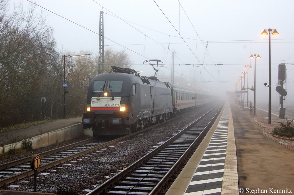 ES 64 U2 - 072 (182 572-8) MRCE Dispolok GmbH f�r DB Fernverkehr AG mit dem IC 2083 von Hamburg-Altona nach Augsburg Hbf in Uelzen. Ab dem Augsburger Hbf wird daraus der IC 2085 und f�hrt dann bis Oberstdorf weiter. 22.11.2011