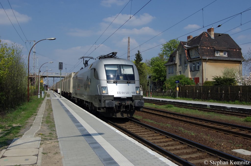 ES 64 U2 - 100 (182 600-7) Hupac im Dienst f�r Raildox mit Hackschnitzelzug in Priort in Richtung Marquardt unterwegs. 19.04.2011