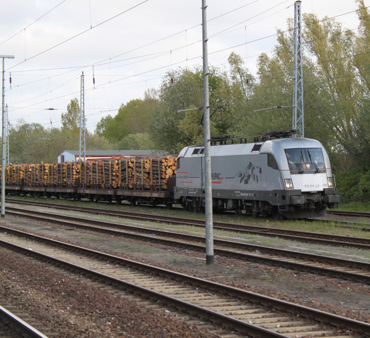 ES 64 U2-100 kam am 02.05.2011 ziemlich unerwartet nach Rostock-Bramow,sie hat dann auf die Ausfahrt im Bahnhof Rostock-Bramow gewartet die Fuhre ging wieder zum Zellstoffwerk Arneburg bei Stendal der Taurus fuhr den Zug dann bis Borstel in der nhe von Stendal.