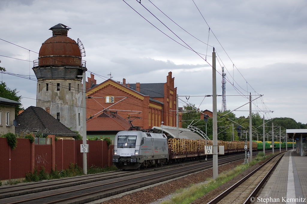 ES 64 U2 - 102 (182 602-3) Hupac im Dienst f�r Raildox GmbH & Co. KG mit Holzzug in Rathenow Richtung Stendal unterwegs. 14.07.2011