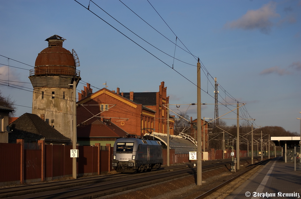 ES 64 U2 - 102 (182 602-3) HUPAC f�r Raildox GmbH & Co. KG als Lz in Rathenow in Richtung Stendal unterwegs. 20.02.2012