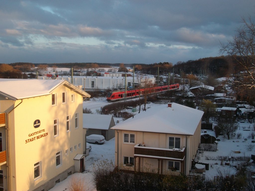 Es fahren wieder die Z�ge aus und in Richtung Lietzow,so auch der 429 der am 01.Dezember 2010 von Binz nach Stralsund in Bergen/R�gen ankam.