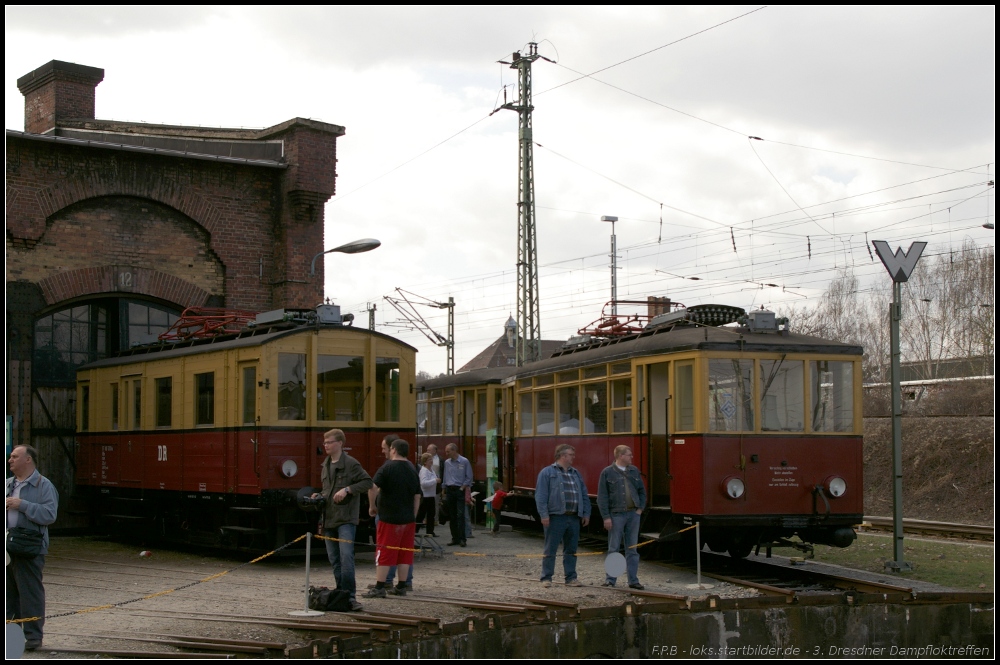 ET 188 521 und ET 188 511 mit EB 188 514 aus den 30er Jahren zeigen sich den interessierten Besuchern. Die Fahrzeuge wurden auf der Kleinbahn zwischen Schleiz und Saalburg bis 1969 eingesetzt. Der Gepcktriebwagen 188 521 nannte sich ursprnglich GT 1 und wurde erst von der DR umgezeichnet (gesehen 3. Dresdner Dampfloktreffen Dresden-Altstadt 02.04.2011)