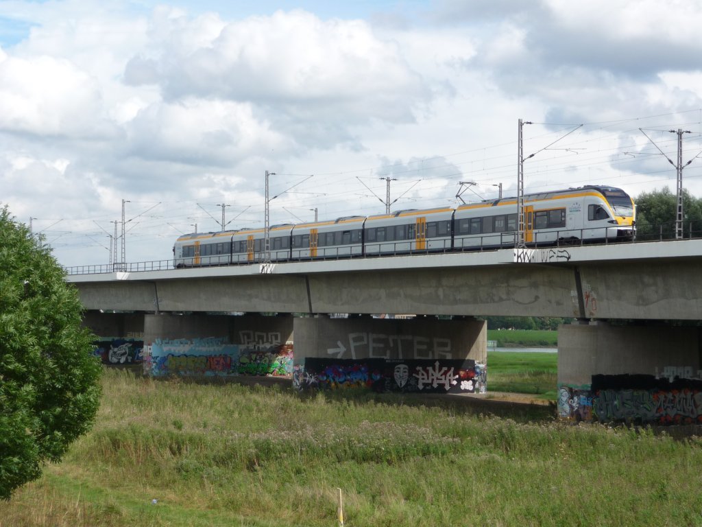 ET 7.08 der eurobahn (keolis) �berquert am 23.08.2010 die Rheinbr�cke in D�sseldorf-Hamm.
RE13 -> Hamm