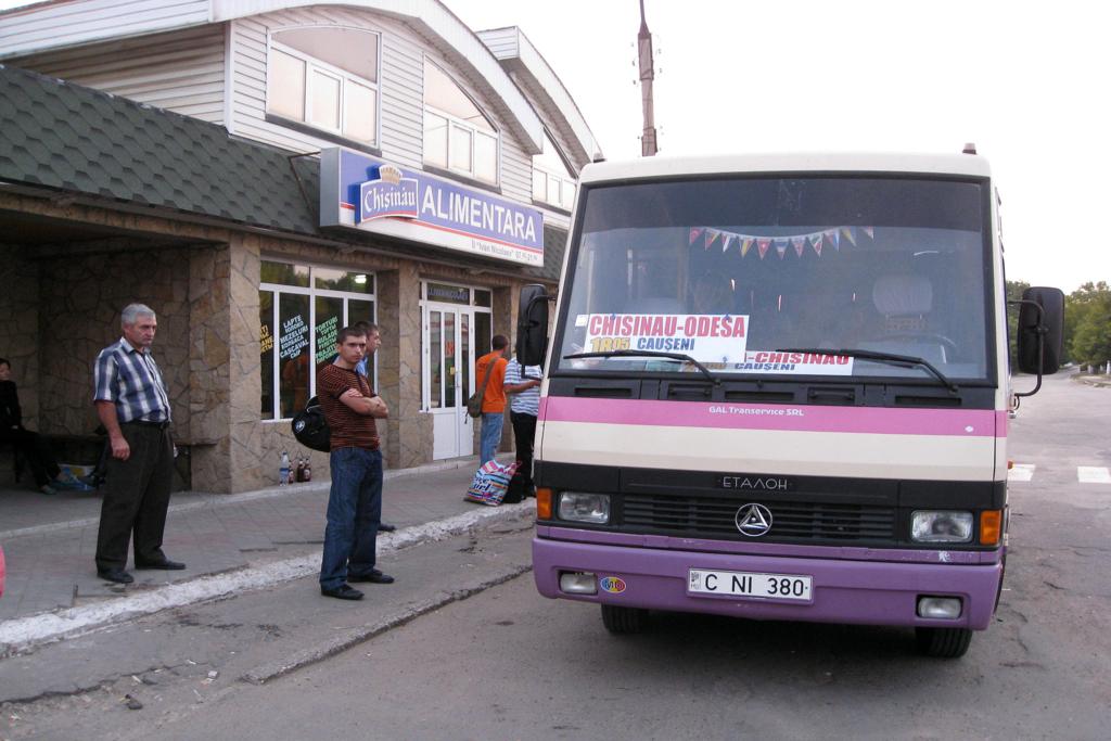 ETANOL - nein kein Treibstoff - so lautet die Typenaufschrift auf diesem
kleinen ukrainischen �berland Bus.
Ich fuhr damit am 3.9.2009 von Chisinau, 
der Hauptstadt Moldaviens, zur�ck nach Odessa am schwarzen Meer. 