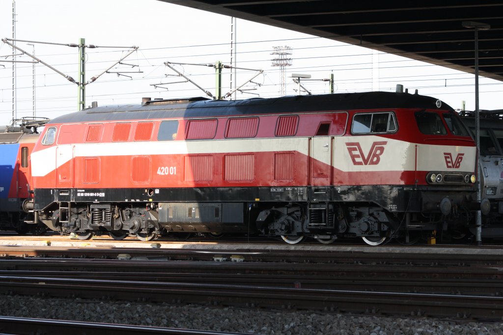 EVB 420 01 In Hamburg Waltershof am 07.05.2011 Nach Ihrer Hauptuntersuchung Schon Auf Hochglanz Poliert.
Und ex. DB 219 001